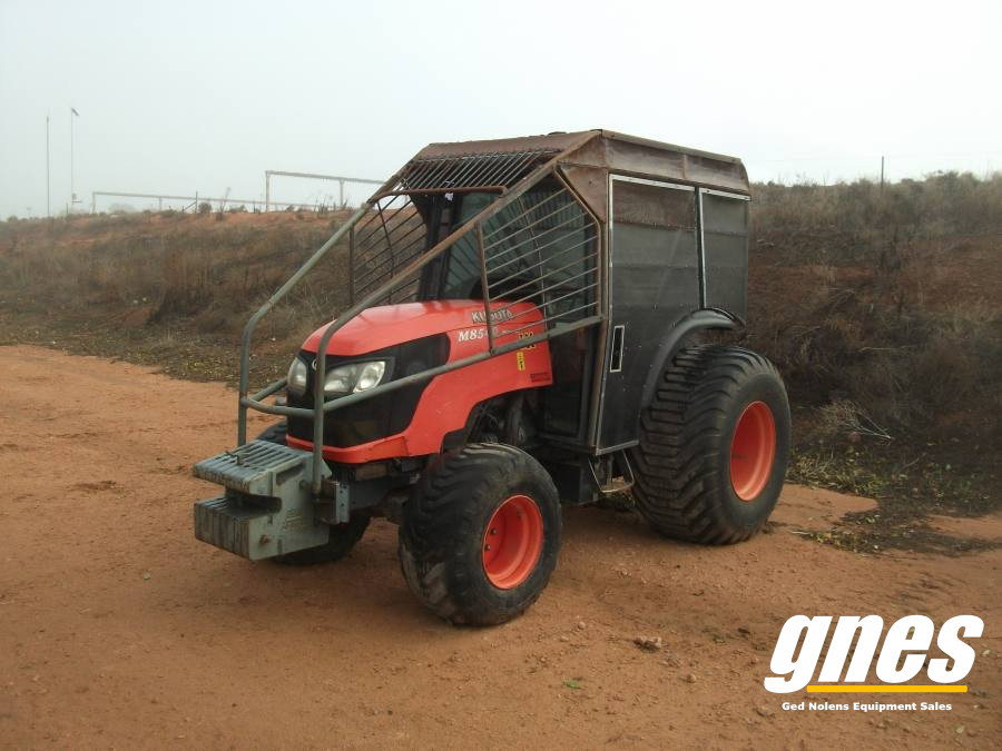 This image has an empty alt attribute; its file name is kubota-8540-fwa-cab-tractor.jpg